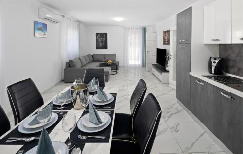 Beautiful Apartment In Umag With Wifi