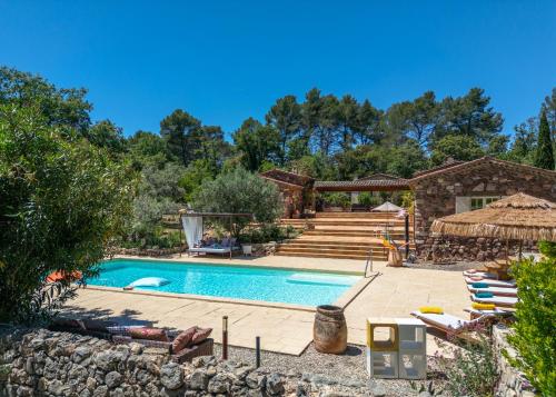 une piscine dans une cour avec une maison dans l'établissement Le Jas du Romarin, à Callas