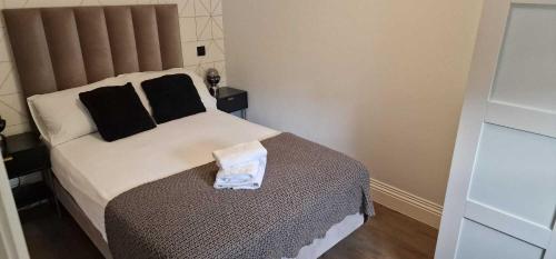 Cama o camas de una habitación en Superb luxury 2 beds in Victoria Pimlico Westminster