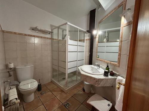 une salle de bain avec toilettes, lavabo et douche dans l'établissement Posada la Estela de Barros, à Los Corrales de Buelna