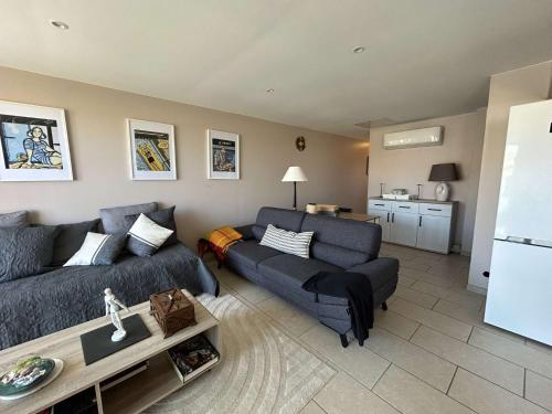 un salon avec un canapé et une table dans l'établissement SP920-0067 Grand appartement 3 pièces 5 couchages SAINT PIERRE LA MER, à Saint Pierre La Mer