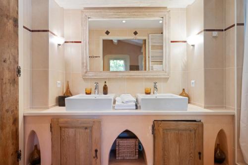 une salle de bain avec deux lavabos et un miroir dans l'établissement Le Jas du Romarin, à Callas