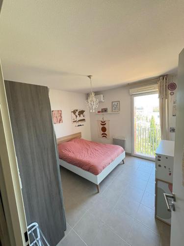 - une chambre avec un lit rouge et une fenêtre dans l'établissement T2 Air conditioning Terrace & Parking near Montpellier, à Juvignac