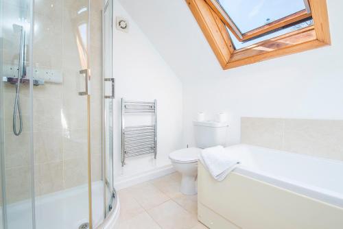 ein Badezimmer mit Toilette und Glasdusche in der Unterkunft 5 Mariners Reach in Saundersfoot