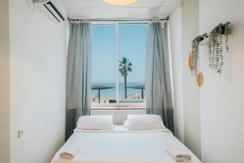 Postel nebo postele na pokoji v ubytování Central Beach Hotel