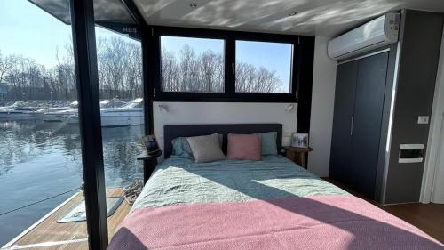 Postel nebo postele na pokoji v ubytování Jacuzzi & relax on greyhouseboat