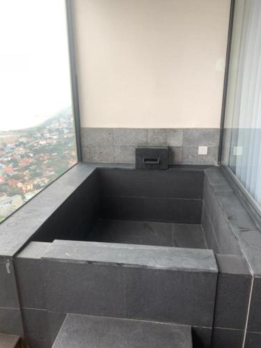 a bath tub in the corner of a building at Căn hộ khách sạn wyndham Thanh Thuỷ in La Phu