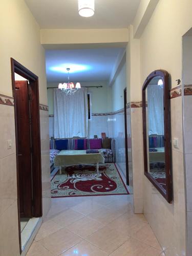 ein Wohnzimmer mit einer Couch und einem Spiegel in der Unterkunft Appartement dans quartier calme in Agadir