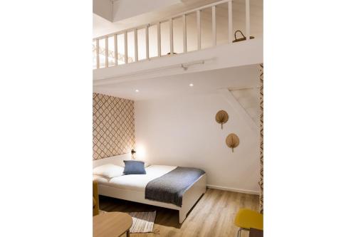 Giường trong phòng chung tại 4-person apartment, city center