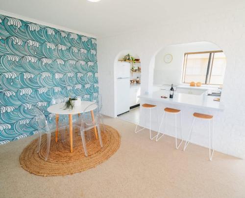 WoorimWoorim Waves - Beachfront Comforts with Shared Pool的配有桌椅和水槽的厨房