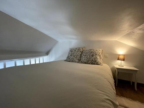 une chambre avec un lit avec une lampe sur une table dans l'établissement Cozy stay in Fontainebleau - 150 m from the castle, à Fontainebleau