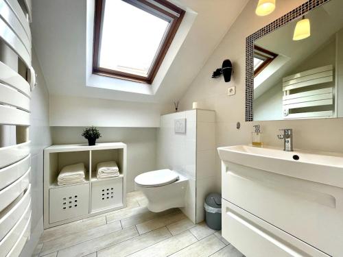 La salle de bains est pourvue d'un lavabo, de toilettes et d'une fenêtre. dans l'établissement Cozy stay in Fontainebleau - 150 m from the castle, à Fontainebleau