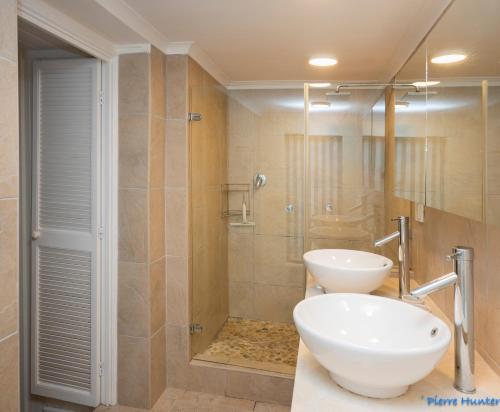 Un baño con inodoro, lavabo y ducha. en Shutters on Hilltop, Scarborough, en Scarborough