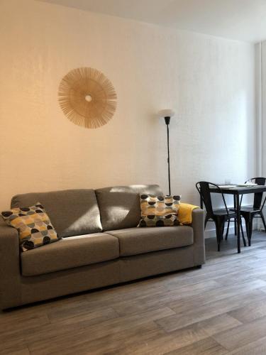 un salon avec un canapé et une table dans l'établissement Studio 18m2 Le Beau Site en centre-ville, à Aix-les-Bains