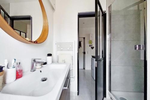 une salle de bain blanche avec un lavabo et une douche dans l'établissement Cosy 2 Person Studio - Near Eiffel Tower, à Paris