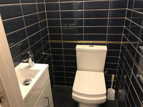 Ένα μπάνιο στο Central 2Bedroom Apartment with Terrace and Garage