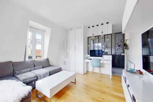 un salon avec un canapé et un bureau dans l'établissement Cosy 2 Person Studio - Near Eiffel Tower, à Paris