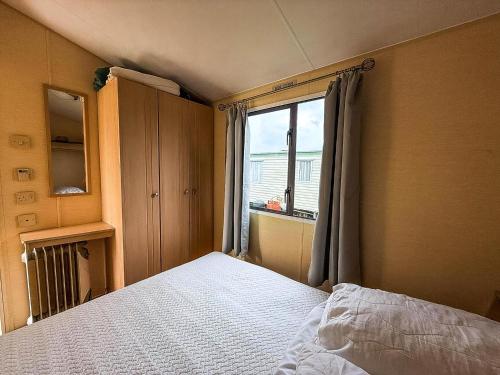 Ένα ή περισσότερα κρεβάτια σε δωμάτιο στο Brilliant 6 Berth Caravan Nearby Scratby Beach, Norfolk Ref 43081B