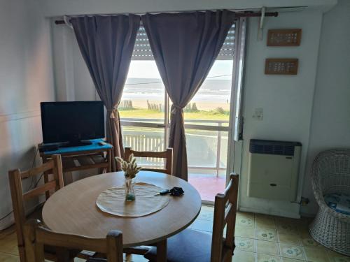 Télévision ou salle de divertissement dans l'établissement Santa Teresita frente al Mar