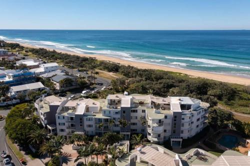eine Luftaufnahme eines Resorts und des Strandes in der Unterkunft Surfside at Buddina with Direct Beach Access in Buddina