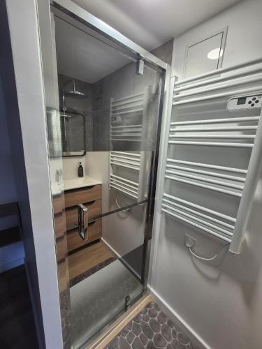 une douche avec une porte vitrée dans une salle de bain dans l'établissement Villa Sanadream - location d'appartements Sanary - Portissol, à Sanary-sur-Mer