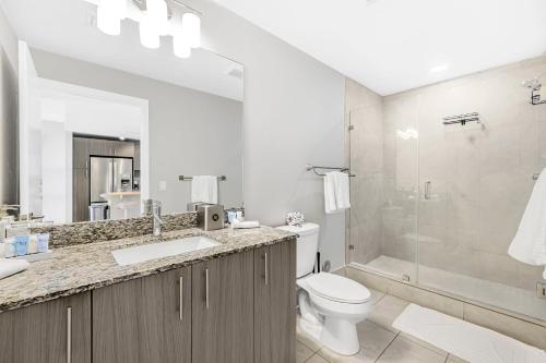 Ένα μπάνιο στο Modern Doral Condo w Free Parking