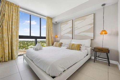 Ένα ή περισσότερα κρεβάτια σε δωμάτιο στο Modern Doral Condo w Free Parking