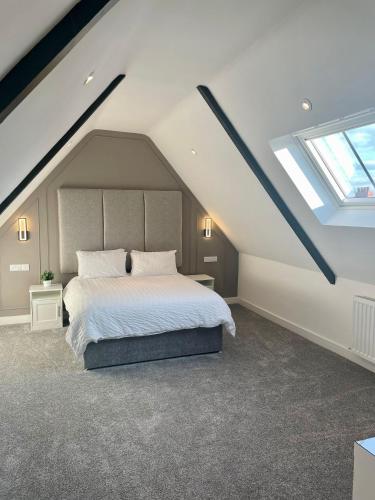 a bedroom with a large bed in a attic at Wellington house in Blythe