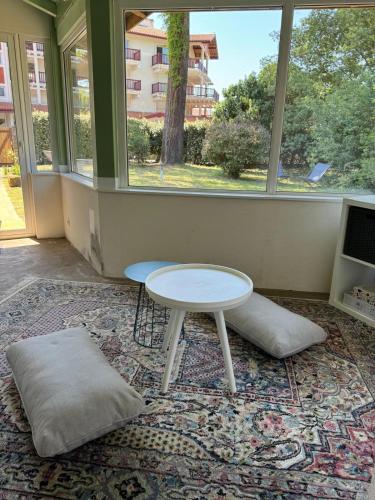 une chambre avec une table, une table et une fenêtre dans l'établissement Villa Maeva spacieuse proche lac et océan, à Soorts-Hossegor