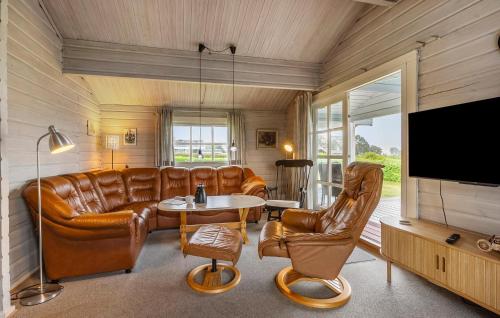 een woonkamer met lederen meubels en een flatscreen-tv bij Holiday Home Teglbakken Xii in Egernsund