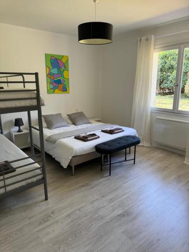 une chambre avec un lit superposé et une échelle dans l'établissement Villa Maeva spacieuse proche lac et océan, à Soorts-Hossegor