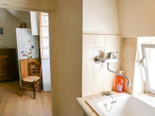 - une cuisine avec un évier et un robinet dans l'établissement Maison typique en plein cœur du village, à Châtillon-en-Diois