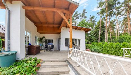 a patio with a wooden pergola on a house at Bungalow 1 in Quetzin