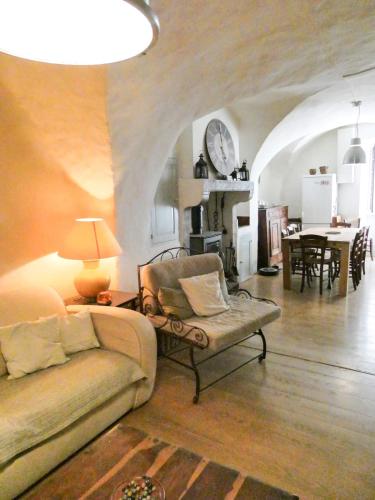 un salon avec un canapé et une table dans l'établissement Maison typique en plein cœur du village, à Châtillon-en-Diois