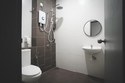 a bathroom with a toilet and a sink at HM Residence 11pax Setia City Convention in Shah Alam