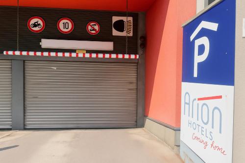 24hours Apartment Hotelに飾ってある許可証、賞状、看板またはその他の書類