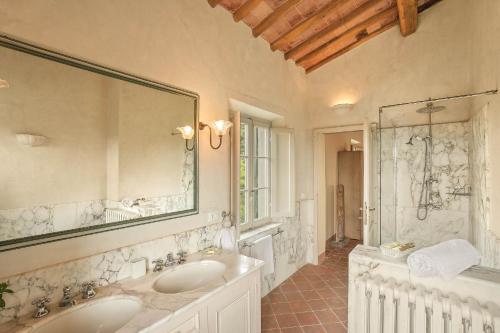 a bathroom with two sinks and a shower at Centolivi 12 by Salogi Villas in Montecastello