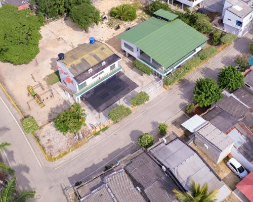 an overhead view of a building with a green roof at Habitaciones Melany in Coveñas