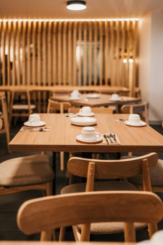 a dining room with wooden tables and chairs at Casa do Parque Nature & Heritage Hotel in Castelo de Vide