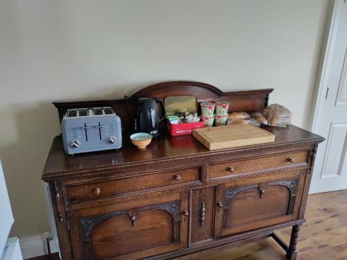 Utensilios para hacer té y café en Hillside Haven F94EW71