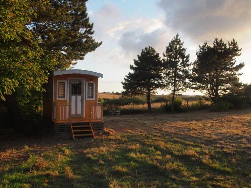 Saint-Jouin-BrunevalにあるRoulotte avec vue sur la mer, proche d'Etretatの木の小屋
