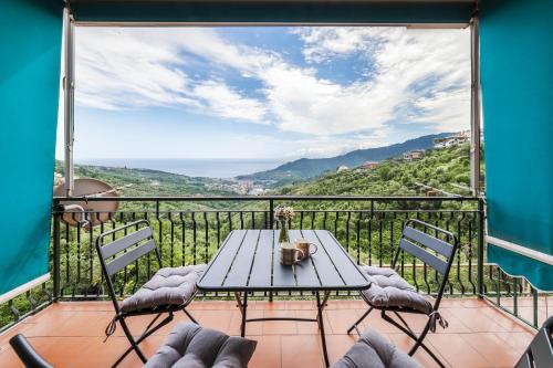 a patio with a table and chairs on a balcony at Il cardellino sul mare in Leivi