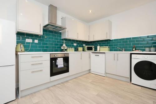 Η κουζίνα ή μικρή κουζίνα στο Modern 3Bed, Wi-Fi, Dining for 6