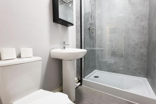 Ένα μπάνιο στο Modern 3Bed, Wi-Fi, Dining for 6