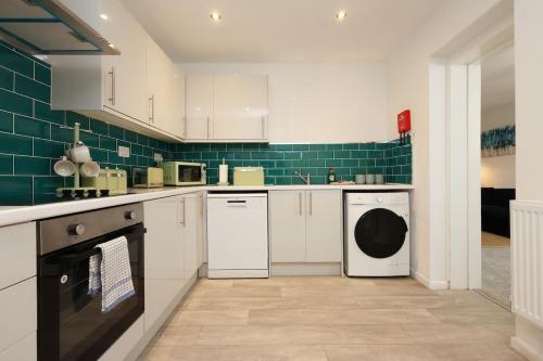 Η κουζίνα ή μικρή κουζίνα στο Modern 3Bed, Wi-Fi, Dining for 6