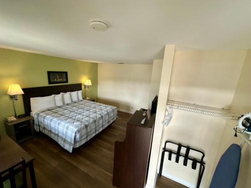 a hotel room with a bed and a desk at Sea Girt Lodge in Sea Girt