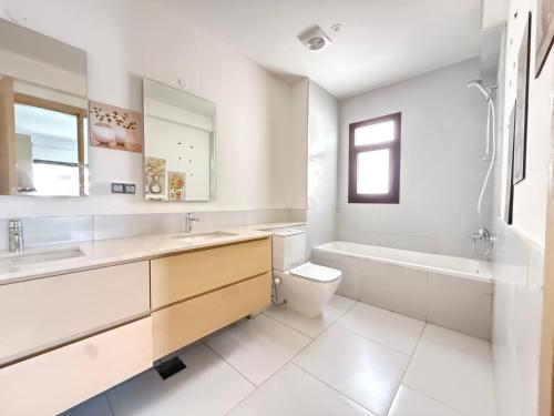 Koupelna v ubytování Marassi North Coast Villa 5 bedrooms with nanny room Direct access on Crystal Lagoon Salerno