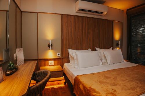 a hotel room with a bed and a desk at Duke Beach Hotel Maresias in Maresias