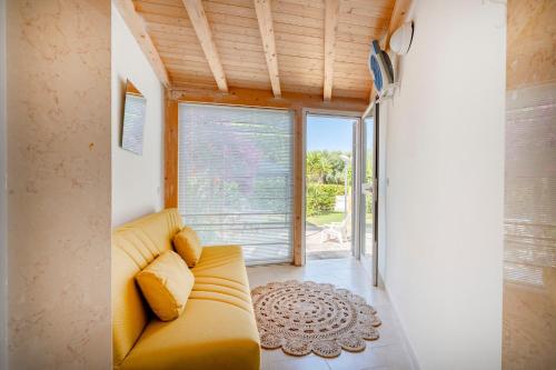 un salon avec un canapé et une grande fenêtre dans l'établissement GuestHost - Casa Rosamarina Ostuni, à Rosa Marina