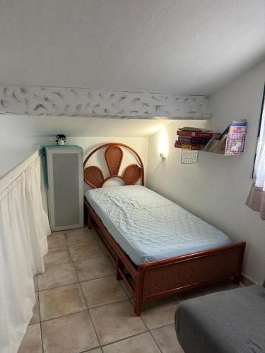 une petite chambre avec un lit dans une pièce dans l'établissement Mazet climatisé avec piscine Mer à 700m, Le Lavandou Bormes, au Lavandou